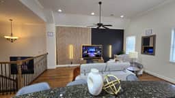 Stay Stylish This Spring | 3BR Jacuzzi + Parking